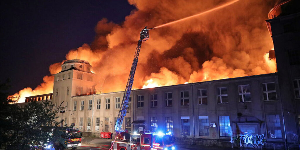 Großbrand Nestler Gebäude – die aktuelle Lage vor Ort laut Feuerwehr